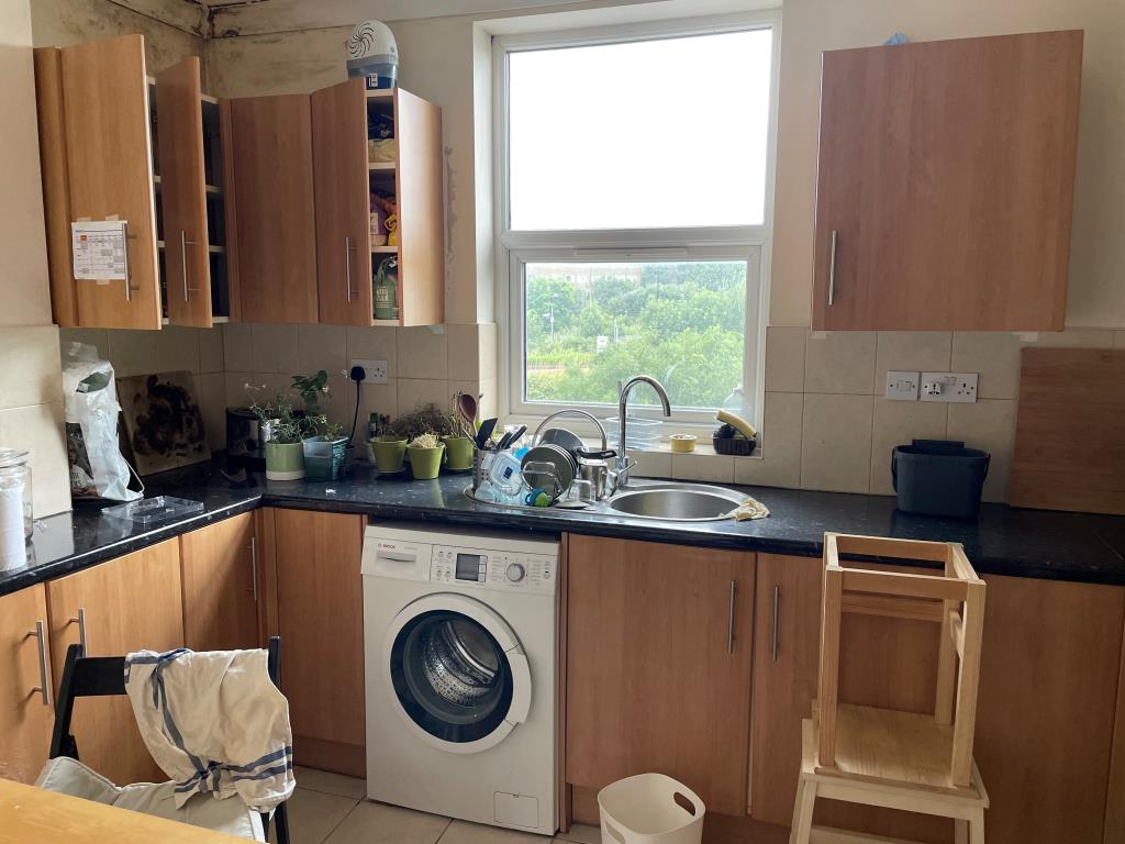 Lot: 2 - HOUSE ARRANGED AS FOUR FLATS PRODUCING £48,000 PER ANNUM - Kitchen Flat 3